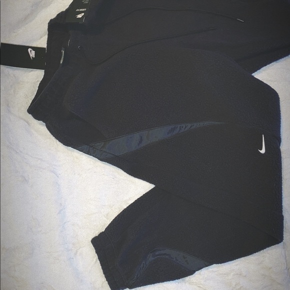 NWT Nike Sportswear - Picture 3 of 4